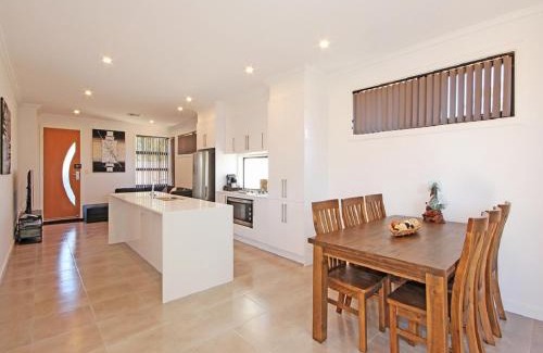 Christie Downs House | ✿Stylish Townhouse; with King Bed, NBN, Netflix, WIFI