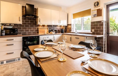 Exeter House | Stylish townhouse by the Quay with parking