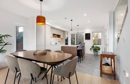 Ballsbridge House | Stylish Townhouse in Central Dublin, 10 mins walk to RDS/Aviva, Free Parking!nn