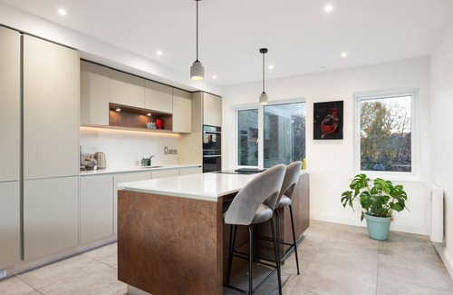 Ballsbridge House | Stylish Townhouse in Central Dublin, 10 mins walk to RDS/Aviva, Free Parking!nn