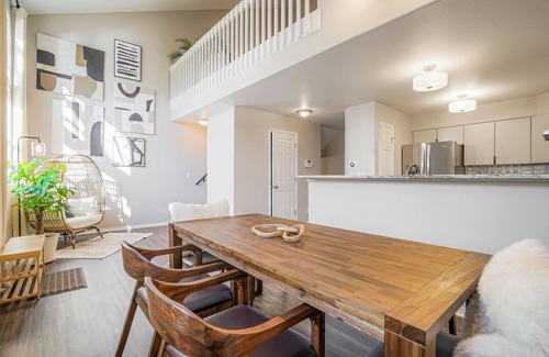 Barths House | Stylish Townhouse w/Spa-like Décor!