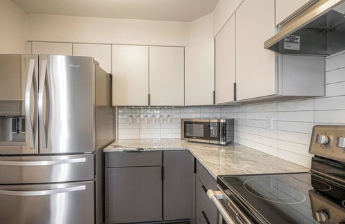 Barths House | Stylish Townhouse w/Spa-like Décor!