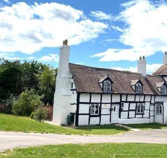 Northway House | Stylish Tudor Cottage & Hot Tub