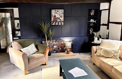 Northway House | Stylish Tudor Cottage & Hot Tub