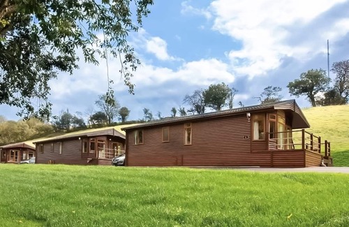 St Hilary Ski Chalet | Stylish two bedroom lodge, perfect for couples or families.