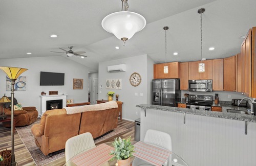 Salem House | Stylish Two-Story Getaway on Keizer's Quiet Outskirts