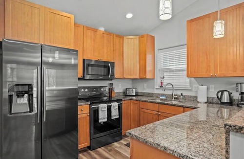 Salem House | Stylish Two-Story Getaway on Keizer's Quiet Outskirts