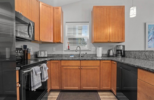 Salem House | Stylish Two-Story Getaway on Keizer's Quiet Outskirts