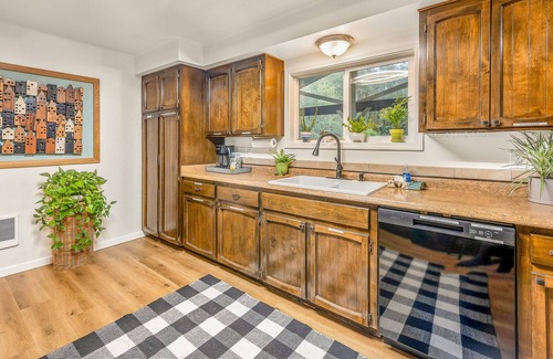 Longview Cottage | Stylish, Updated, Waterfront Cottage ~ Quiet and Romantic