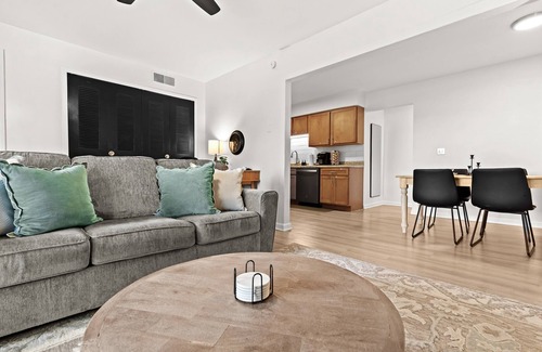 Royal Oak House | Stylish Upper Apartment | King Bed | Conveniently Located