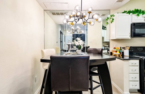 Northeast Dallas Condo | Stylish Upper Greenville Condo near SMU, Katy Trail, Central Market, etc.