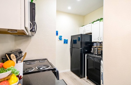 Northeast Dallas Condo | Stylish Upper Greenville Condo near SMU, Katy Trail, Central Market, etc.