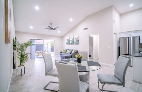 Lake Magdalene House | Stylish Urban Haven Cozy, Clean, Central