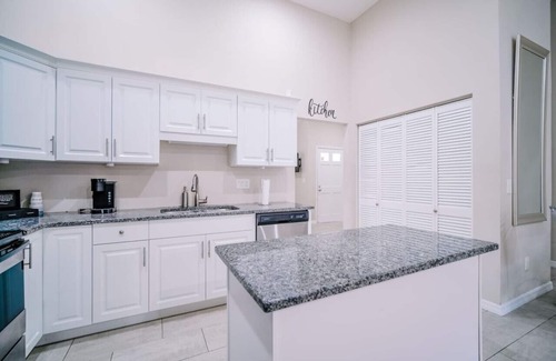 Lake Magdalene House | Stylish Urban Haven Cozy, Clean, Central