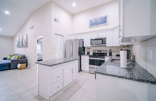 Lake Magdalene House | Stylish Urban Haven Cozy, Clean, Central