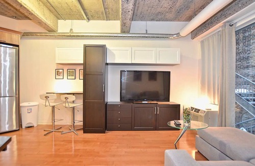 Quartier des Spectacles Apartment | Stylish Urban Loft Downtown,1 minute walk to the Place des arts METRO Stationnn