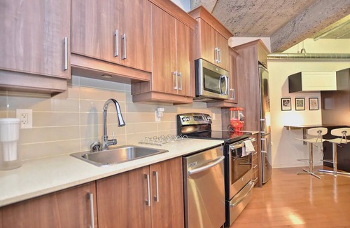 Quartier des Spectacles Apartment | Stylish Urban Loft Downtown,1 minute walk to the Place des arts METRO Stationnn