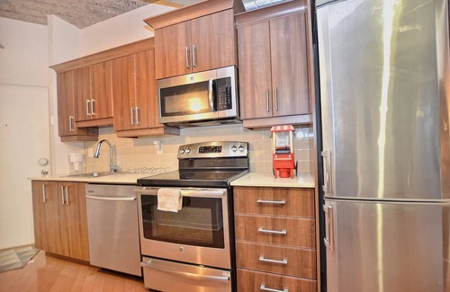 Quartier des Spectacles Apartment | Stylish Urban Loft Downtown,1 minute walk to the Place des arts METRO Stationnn