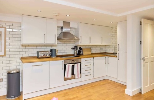 Leabridge Apartment | Stylish Urban Retreat - Bright Lower Clapton flat