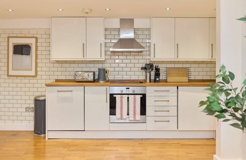 Leabridge Apartment | Stylish Urban Retreat - Bright Lower Clapton flat