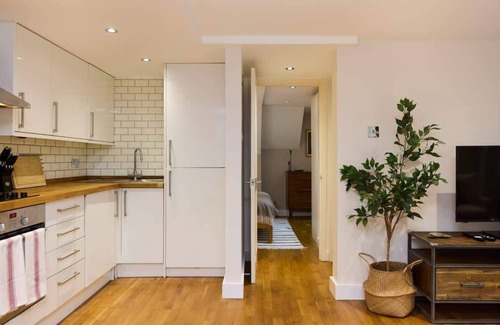 Leabridge Apartment | Stylish Urban Retreat - Bright Lower Clapton flat