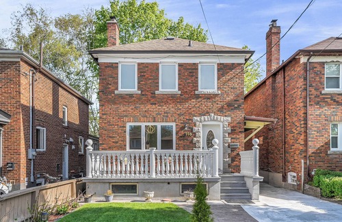 East York House | Stylish Urban Retreat for Big groups