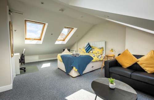 Staple Hill Apartment | Stylish Urban Retreat- Fast WiFi & Private Ensuite