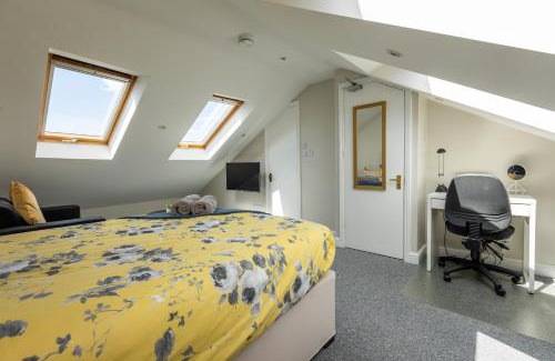 Staple Hill Apartment | Stylish Urban Retreat- Fast WiFi & Private Ensuite
