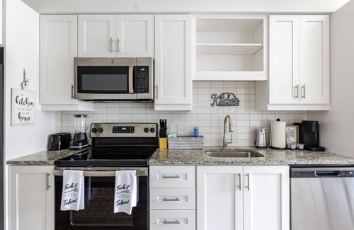 Rutledge Hill Apartment | Stylish urban retreat at Sentral SoBro in the heart of Nashville!