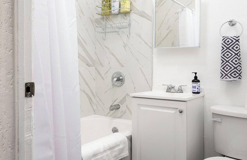 Rampart Village Apartment | Stylish Urban Sanctuary in DTLA Studio!