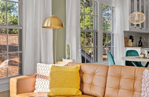 Kessler Apartment | Stylish Urban Treehouse with King Bed, Gated Parking & Walk to Bishop Arts Shops & Dining