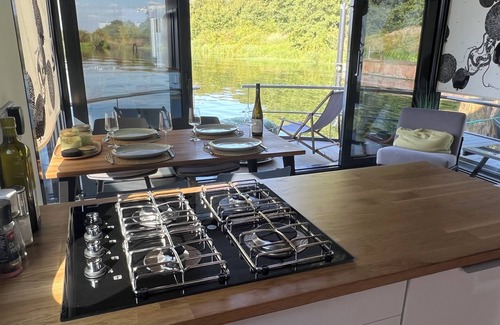 Brandt Boat Rental | Stylish vacation apartment/holiday home on a houseboat/yacht near Roermond (NL)