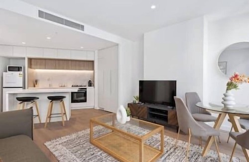 Melbourne Central Business District Apartment | Stylish & Vibrant Apt In Best Location w Gym, Pool