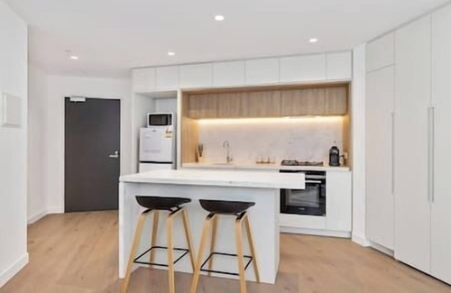 Melbourne Central Business District Apartment | Stylish & Vibrant Apt In Best Location w Gym, Pool