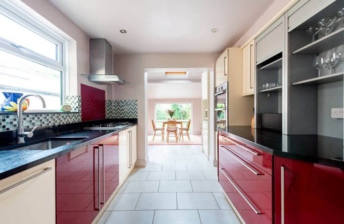 Cambridge House | Stylish Victorian 2 Bed Terraced House with Garden