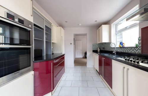 Cambridge House | Stylish Victorian 2 Bed Terraced House with Garden