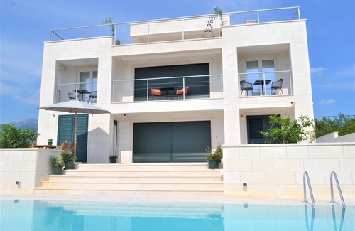 Neodi Villa | Stylish villa with a pool