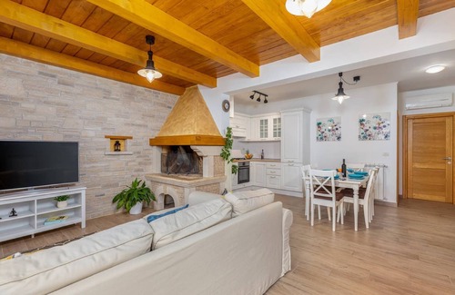 Cepic Villa | Stylish villa with swimming pool and garden