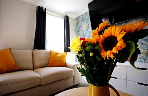 South Milford House | Stylish Village Townhouse w/Parking – Near Leeds & York