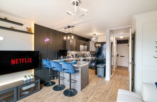 Lincoln Apartment | Stylish Waterfront 2-Bed City Apartment