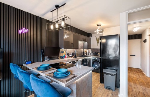 Lincoln Apartment | Stylish Waterfront 2-Bed City Apartment