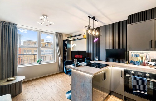Lincoln Apartment | Stylish Waterfront 2-Bed City Apartment