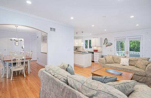 Lakeside House | Stylish & Well-Equipped Home with Private Outdoor Pool, WiFi, Deck, Gas Grill