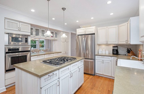 Lakeside House | Stylish & Well-Equipped Home with Private Outdoor Pool, WiFi, Deck, Gas Grill