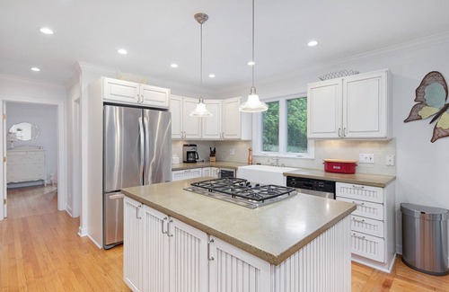 Lakeside House | Stylish & Well-Equipped Home with Private Outdoor Pool, WiFi, Deck, Gas Grill