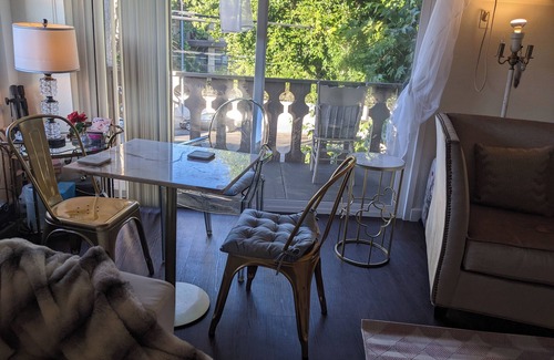 Palms Apartment | Stylish West LA Apartment close to Bev Hills, Beach