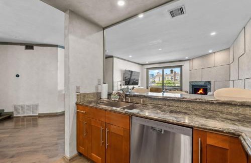 West Los Angeles Apartment | Stylish Westwood Condo, Near UCLA & Century City
