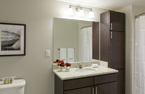 White Plains Apartment | Stylish White Plains 2 Bedroom, 5-Min Walk to Metr