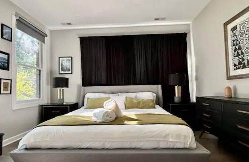 Wicker Park House | Stylish Wicker Park Home with Garage