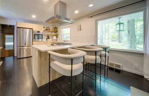Willoughby House | Stylish Willoughby Hills Retreat w/Fireplace!